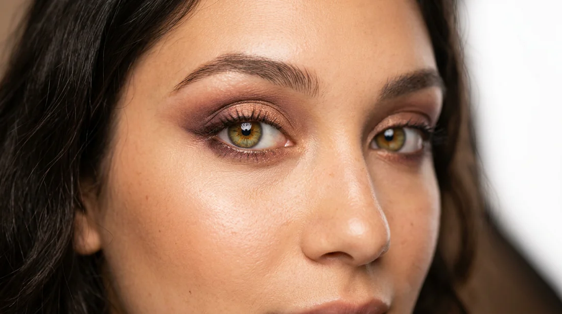 Portrait beauté montrant un maquillage adapté aux yeux hazel