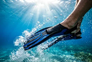 Gros plan sous-marin sur des jambes avec palmes courtes